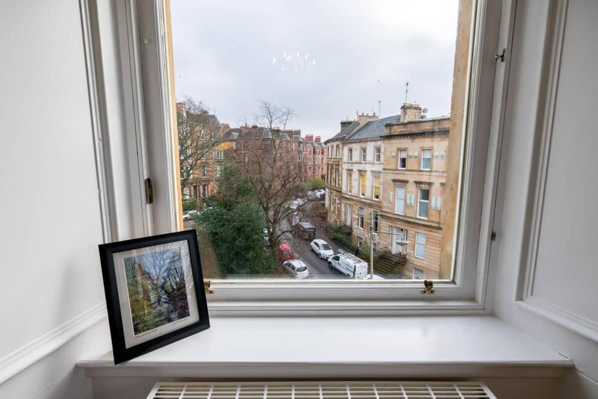 Bright And Airy Apartment Glasgow Exterior photo